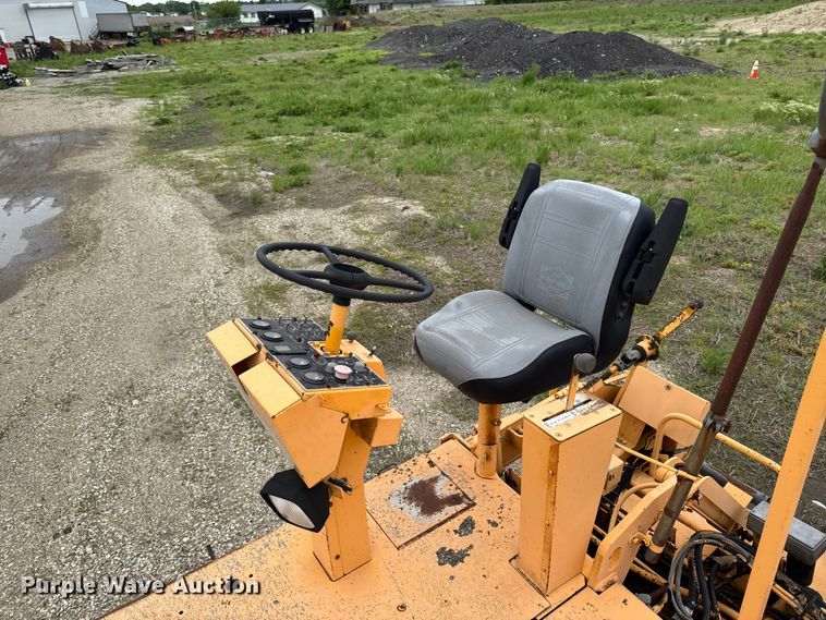image for item DV2005 2000 Blaw-Knox PF-3200 paver