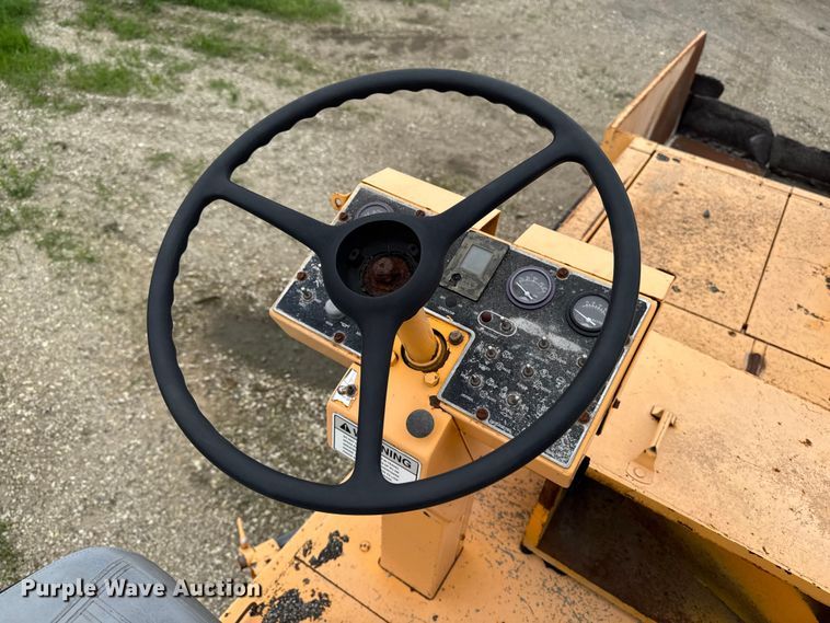 image for item DV2005 2000 Blaw-Knox PF-3200 paver
