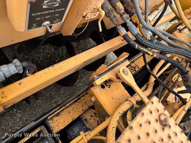 image for item DV2005 2000 Blaw-Knox PF-3200 paver