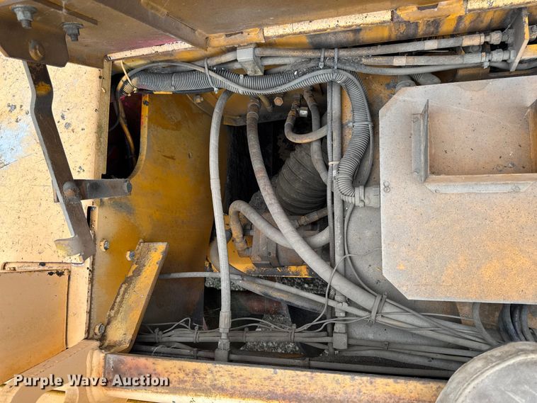image for item DV2005 2000 Blaw-Knox PF-3200 paver