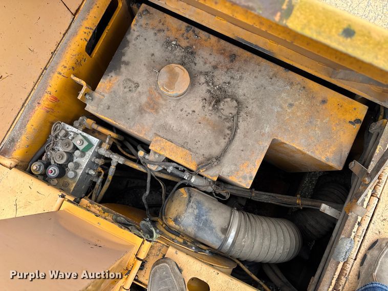 image for item DV2005 2000 Blaw-Knox PF-3200 paver