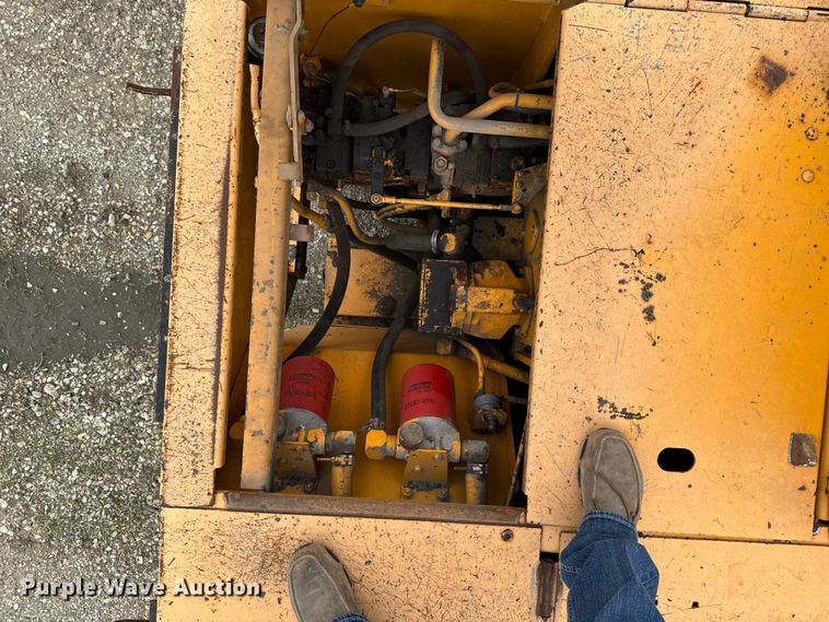 image for item DV2005 2000 Blaw-Knox PF-3200 paver