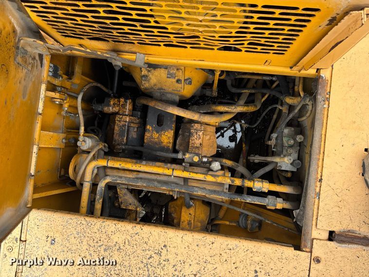 image for item DV2005 2000 Blaw-Knox PF-3200 paver