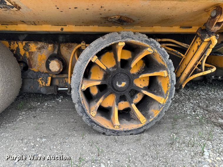 image for item DV2005 2000 Blaw-Knox PF-3200 paver