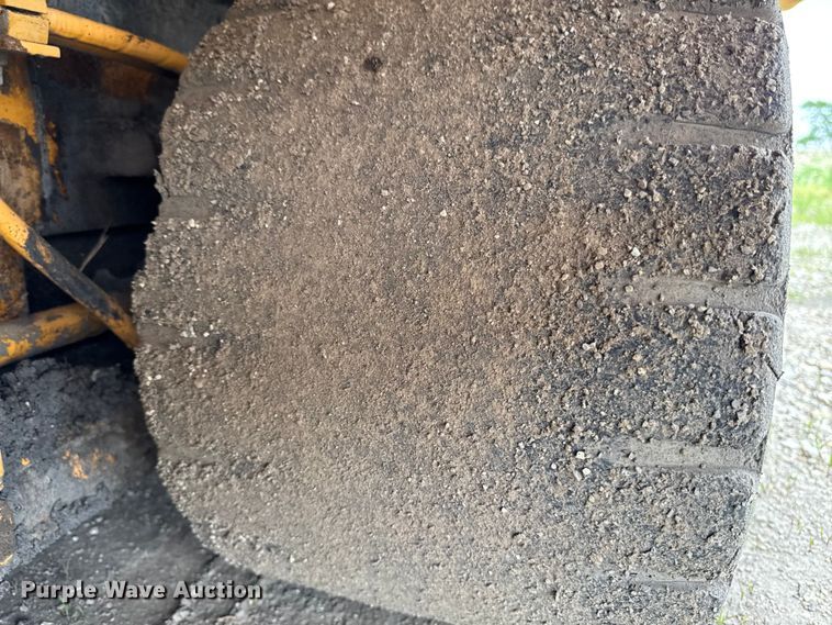 image for item DV2005 2000 Blaw-Knox PF-3200 paver