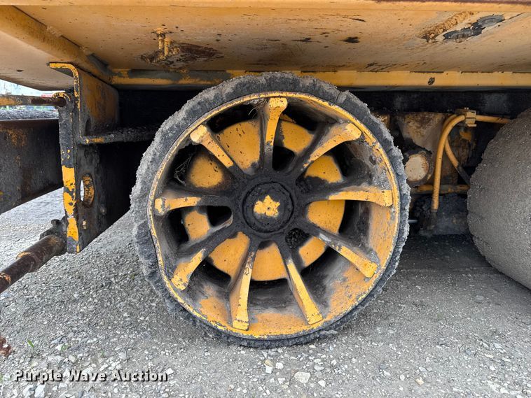 image for item DV2005 2000 Blaw-Knox PF-3200 paver