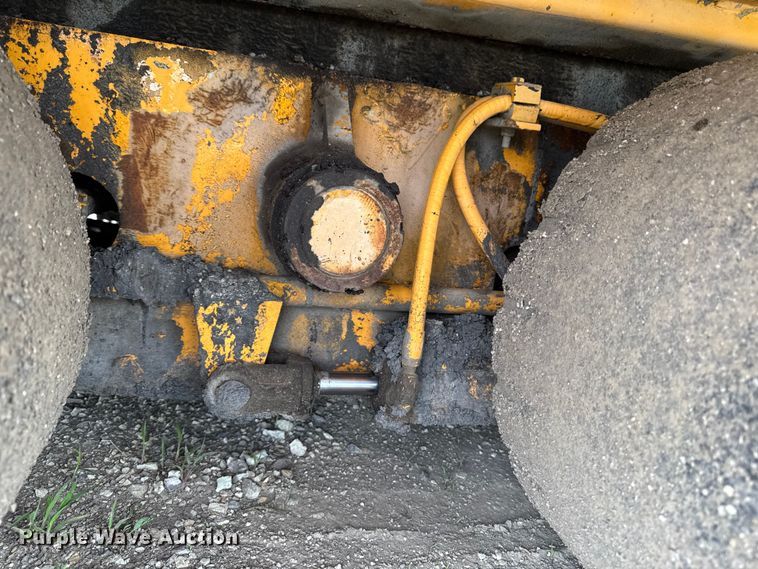 image for item DV2005 2000 Blaw-Knox PF-3200 paver