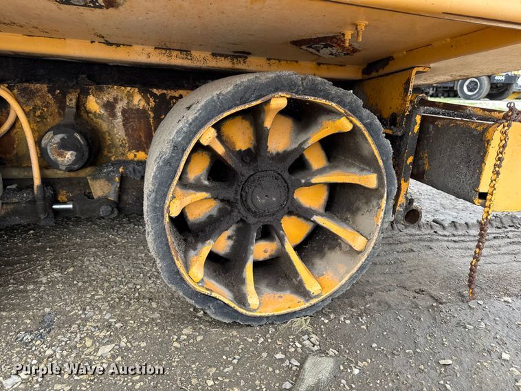 image for item DV2005 2000 Blaw-Knox PF-3200 paver