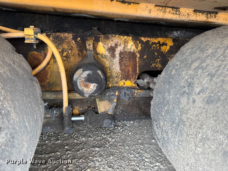 image for item DV2005 2000 Blaw-Knox PF-3200 paver