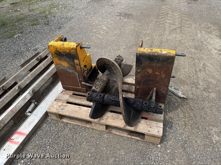 image for item DV2005 2000 Blaw-Knox PF-3200 paver