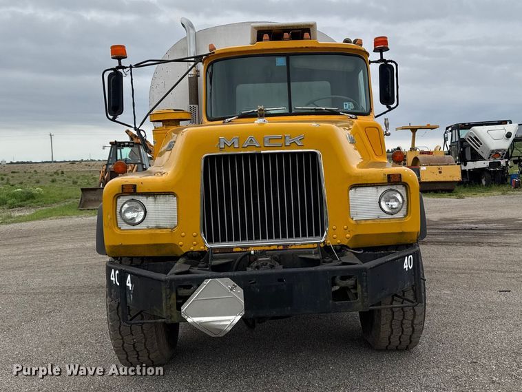 image for item DV2006 1978 Mack oil distributor truck