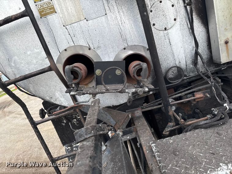 image for item DV2006 1978 Mack oil distributor truck