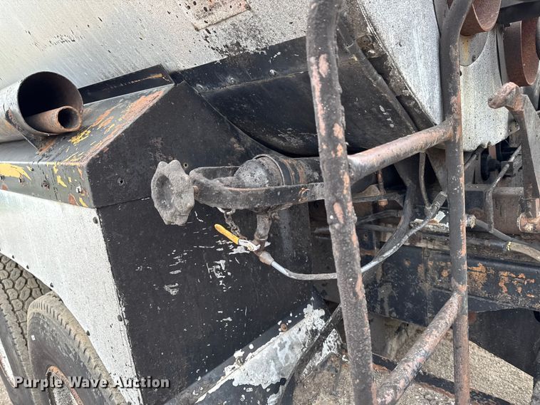 image for item DV2006 1978 Mack oil distributor truck