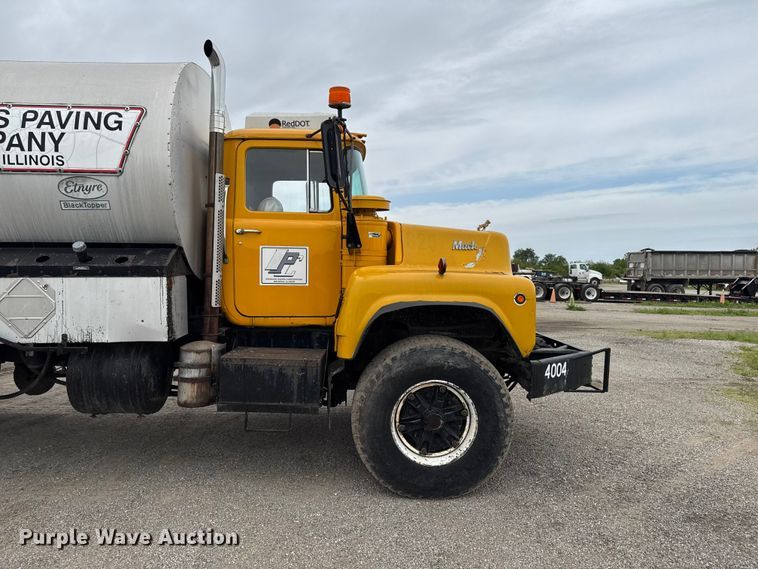 image for item DV2006 1978 Mack oil distributor truck