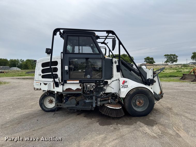 image for item DV2008 2008 Elgin Pelican street sweeper