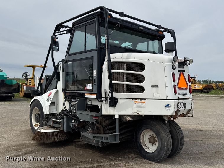 image for item DV2008 2008 Elgin Pelican street sweeper