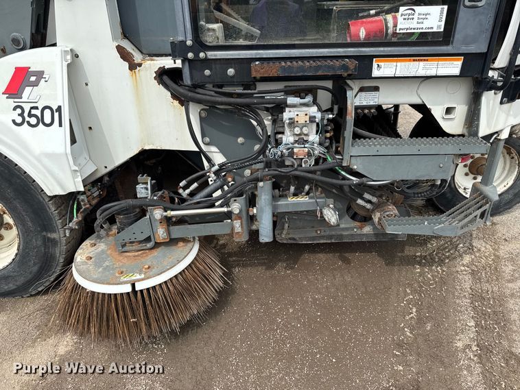 image for item DV2008 2008 Elgin Pelican street sweeper