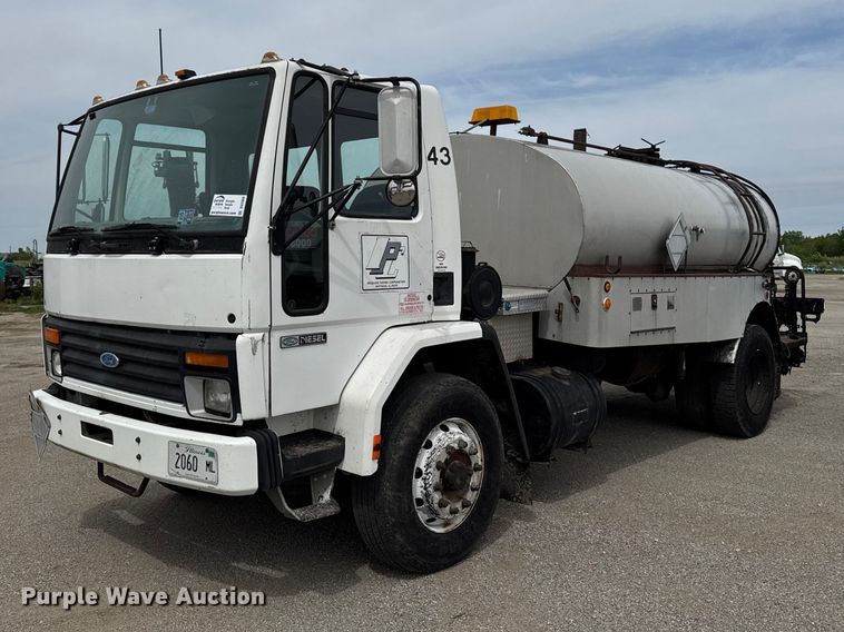 image for item DV2009 1992 Ford CF8000 oil distributor truck