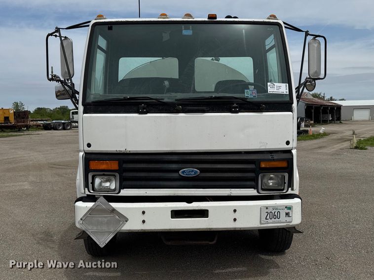 image for item DV2009 1992 Ford CF8000 oil distributor truck