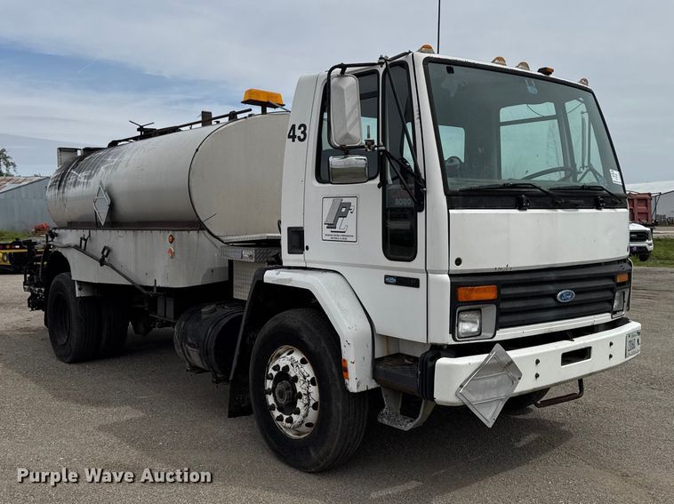 image for item DV2009 1992 Ford CF8000 oil distributor truck