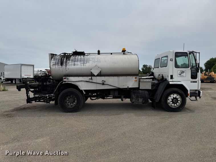 image for item DV2009 1992 Ford CF8000 oil distributor truck
