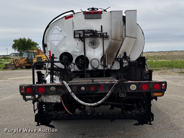 image for item DV2009 1992 Ford CF8000 oil distributor truck