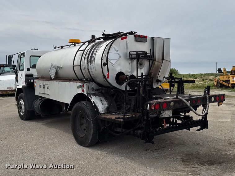 image for item DV2009 1992 Ford CF8000 oil distributor truck