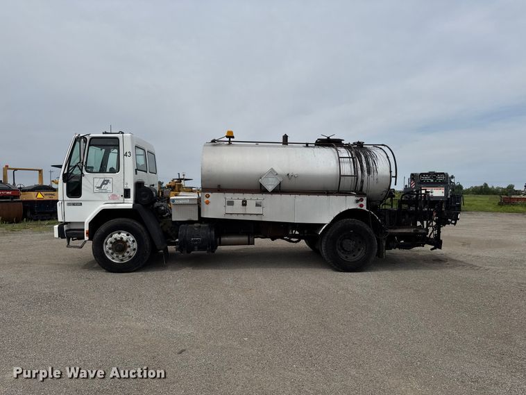 image for item DV2009 1992 Ford CF8000 oil distributor truck