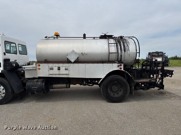 image for item DV2009 1992 Ford CF8000 oil distributor truck