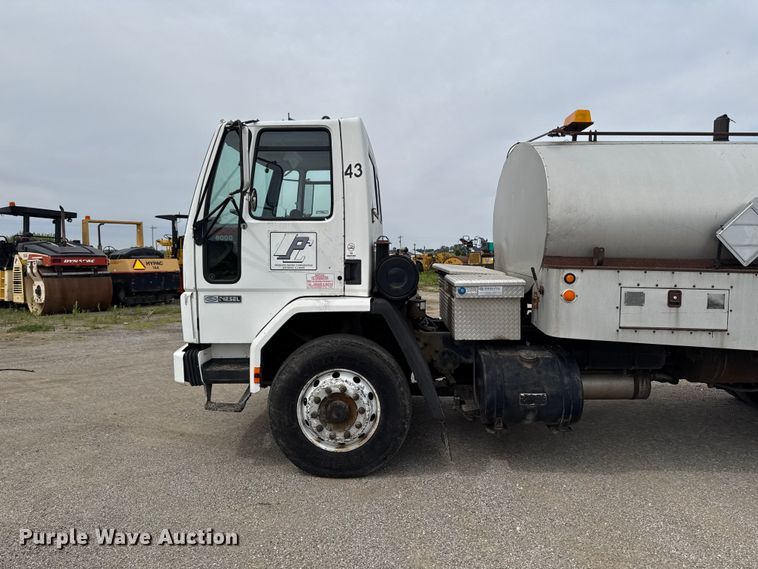 image for item DV2009 1992 Ford CF8000 oil distributor truck
