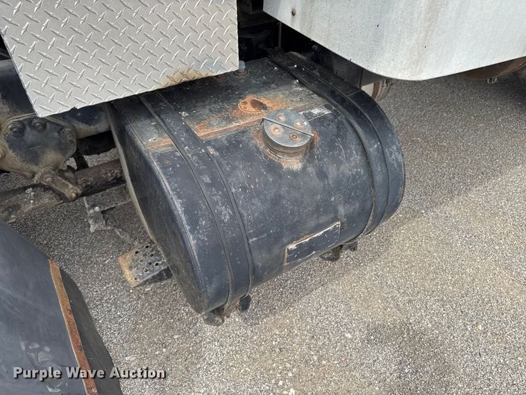 image for item DV2009 1992 Ford CF8000 oil distributor truck