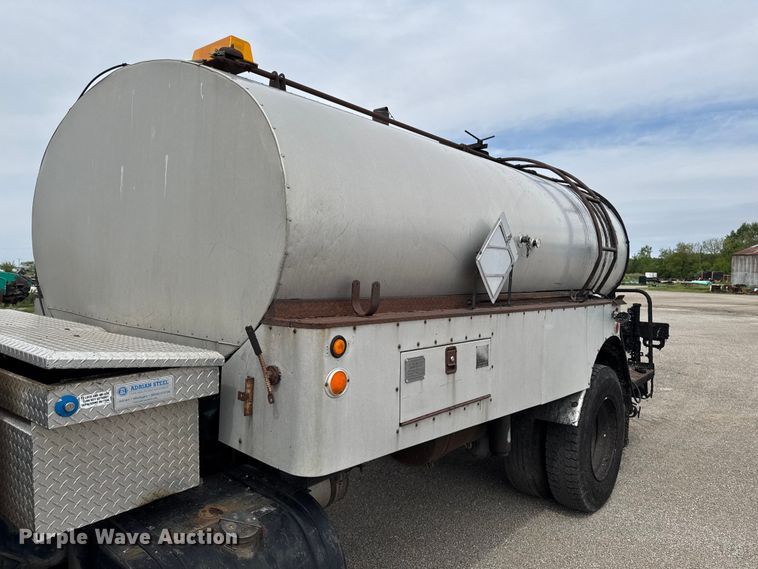 image for item DV2009 1992 Ford CF8000 oil distributor truck