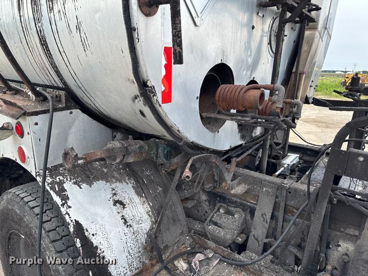 image for item DV2009 1992 Ford CF8000 oil distributor truck