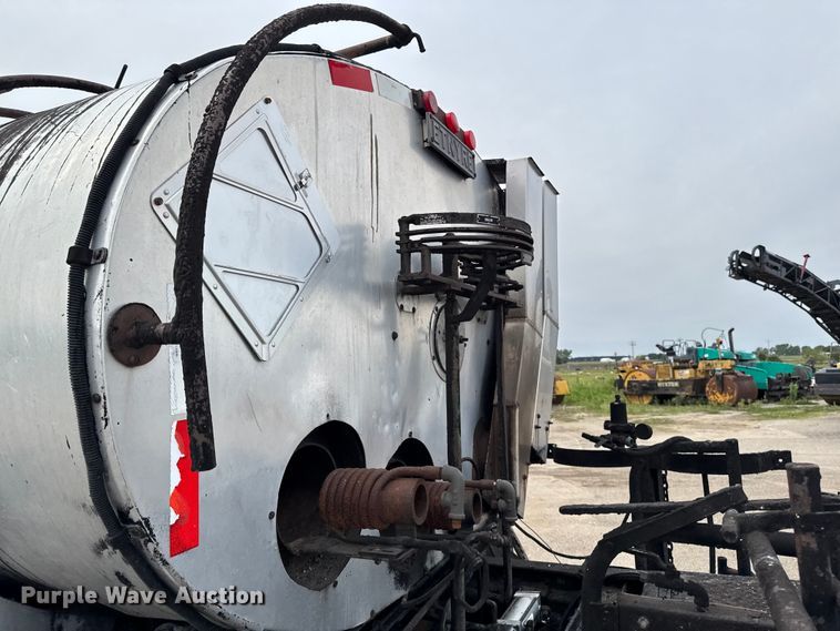 image for item DV2009 1992 Ford CF8000 oil distributor truck