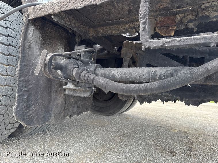 image for item DV2009 1992 Ford CF8000 oil distributor truck