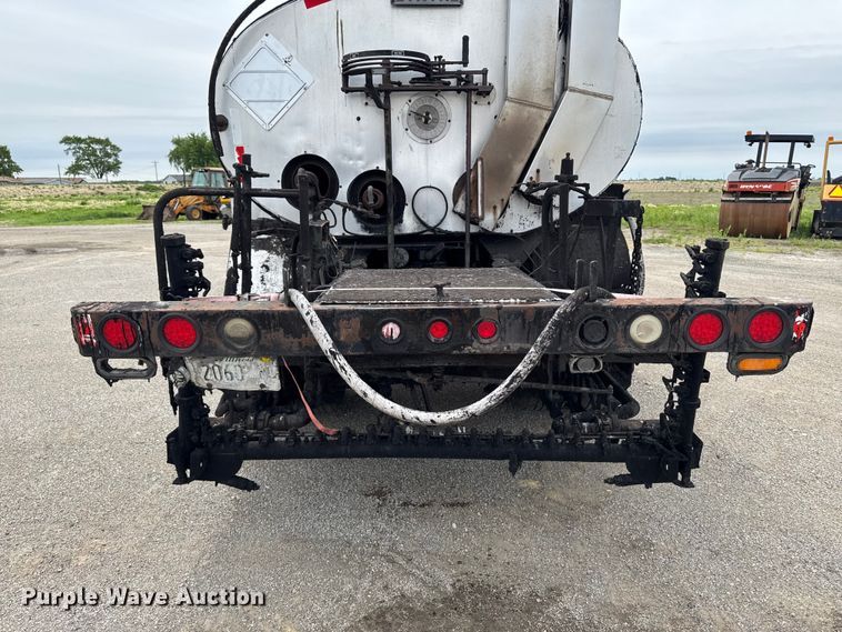 image for item DV2009 1992 Ford CF8000 oil distributor truck