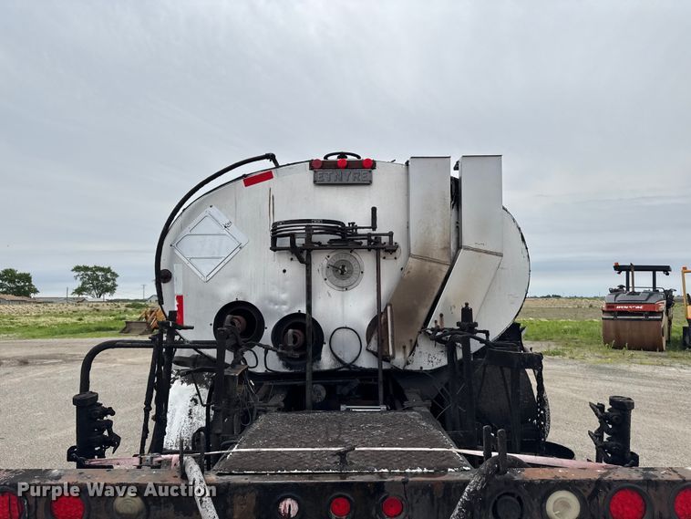 image for item DV2009 1992 Ford CF8000 oil distributor truck