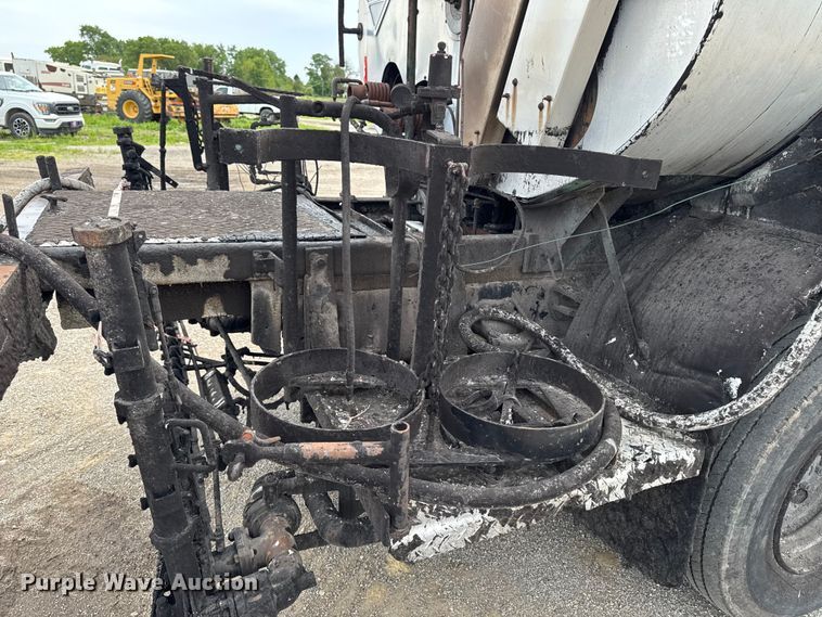 image for item DV2009 1992 Ford CF8000 oil distributor truck