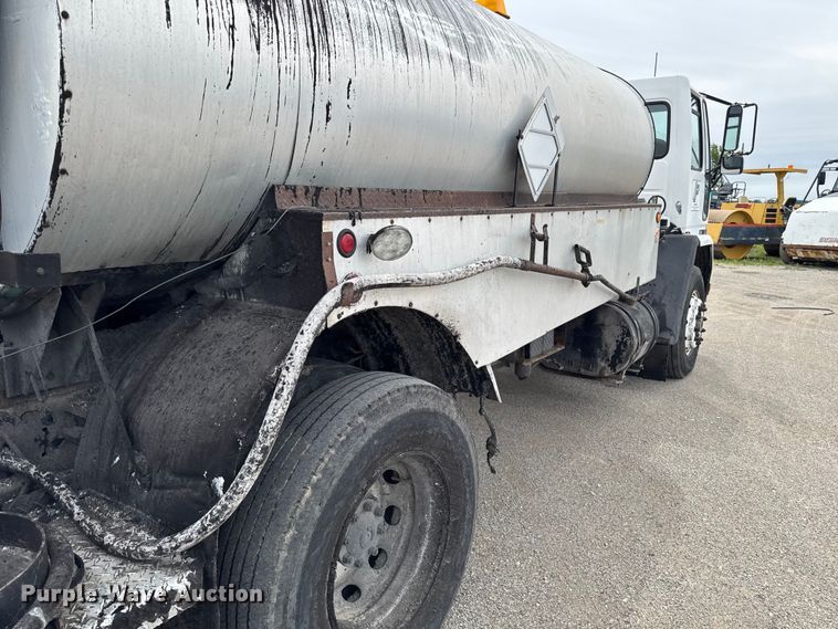 image for item DV2009 1992 Ford CF8000 oil distributor truck