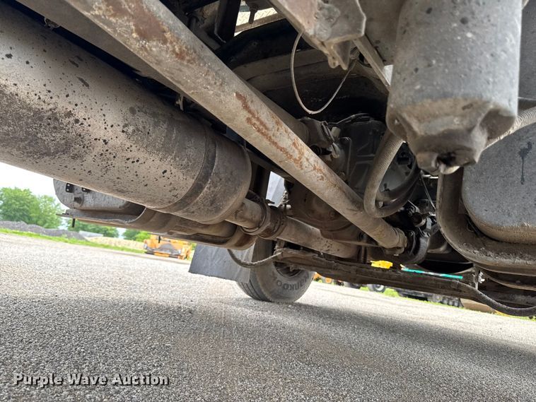 image for item DV2009 1992 Ford CF8000 oil distributor truck