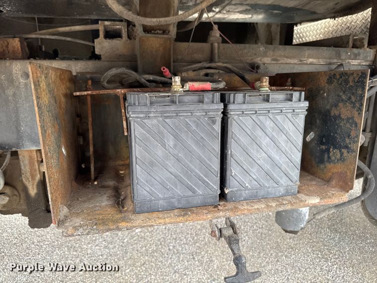 image for item DV2009 1992 Ford CF8000 oil distributor truck