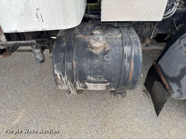 image for item DV2009 1992 Ford CF8000 oil distributor truck