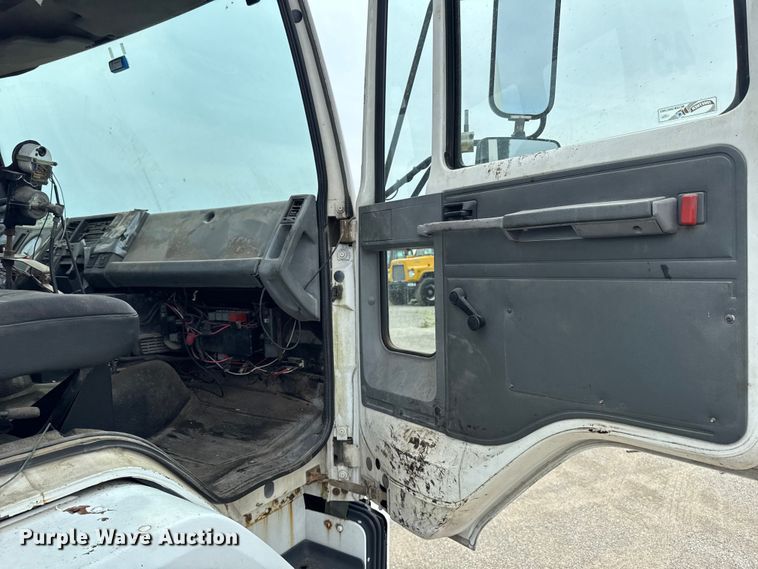 image for item DV2009 1992 Ford CF8000 oil distributor truck