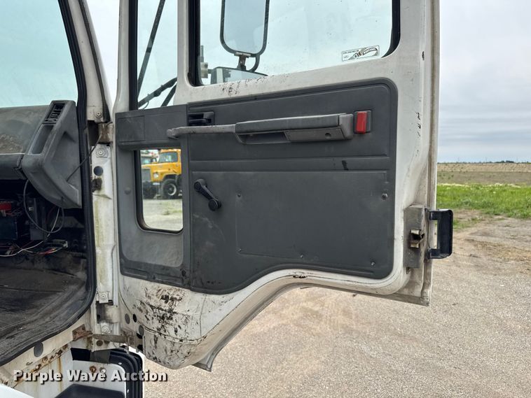 image for item DV2009 1992 Ford CF8000 oil distributor truck