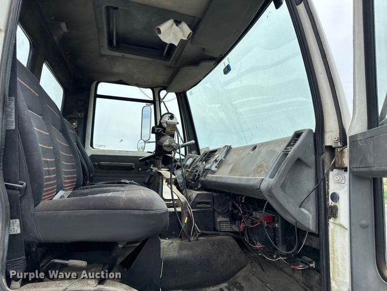 image for item DV2009 1992 Ford CF8000 oil distributor truck