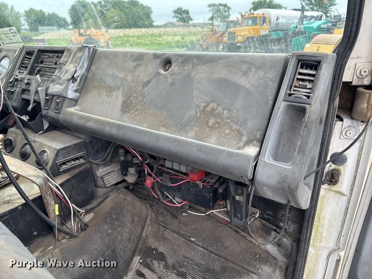 image for item DV2009 1992 Ford CF8000 oil distributor truck