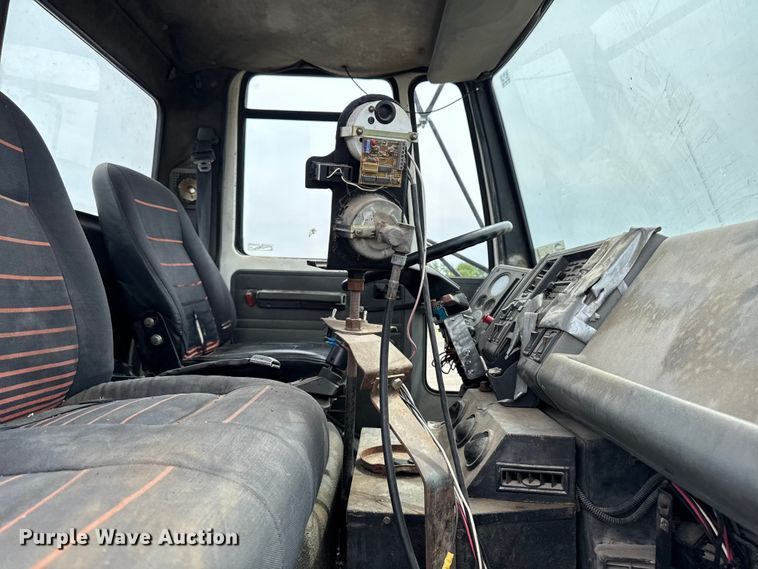 image for item DV2009 1992 Ford CF8000 oil distributor truck
