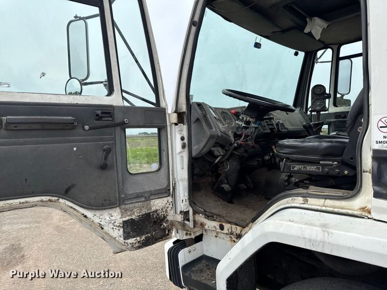 image for item DV2009 1992 Ford CF8000 oil distributor truck