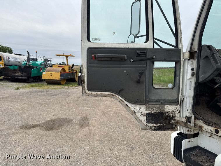 image for item DV2009 1992 Ford CF8000 oil distributor truck