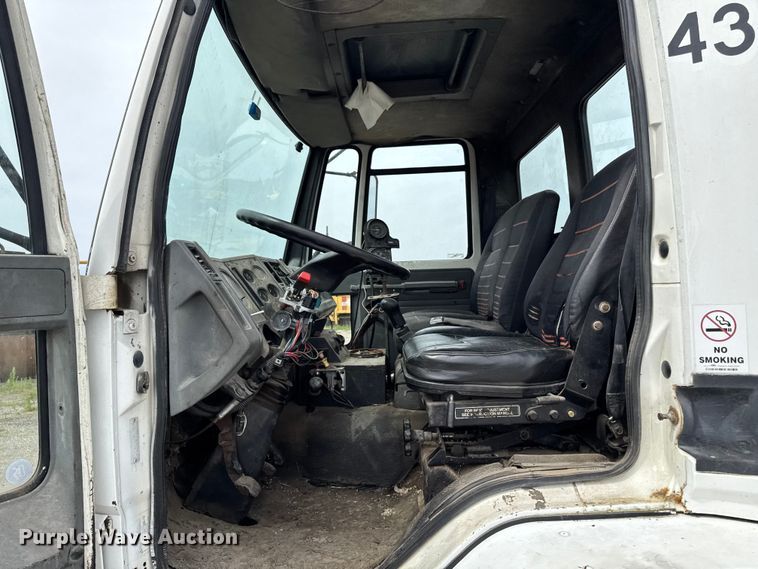 image for item DV2009 1992 Ford CF8000 oil distributor truck